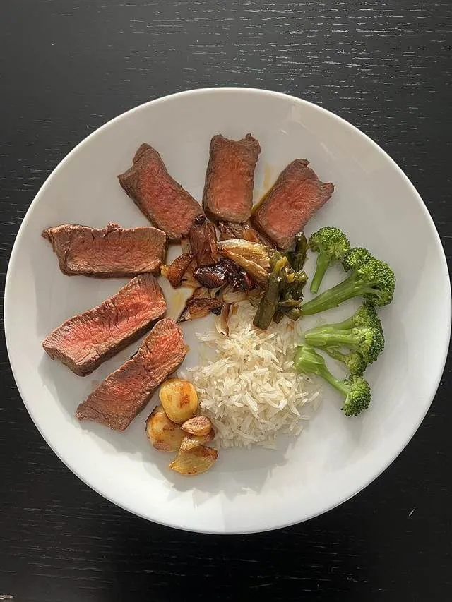 Steak with rice and broccoli